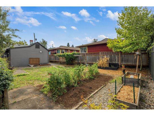 7625 Se MARKET St, Portland, OR 97215