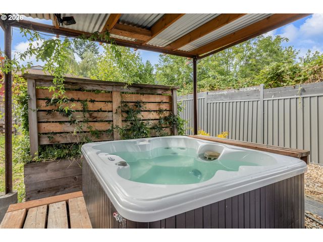 7625 Se MARKET St, Portland, OR 97215