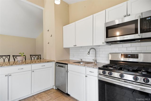 91 Spruce Avenue, West Islip, NY 11795