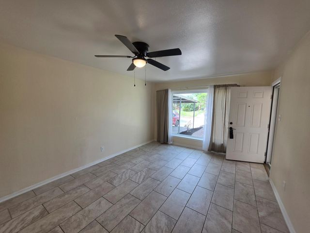 3907 Grapevine Street, Houston, TX 77045