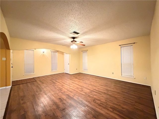 11101 Mulholland Dr, Corpus Christi, TX 78410