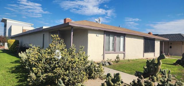 593 W Alamos Avenue, Clovis, CA 93612