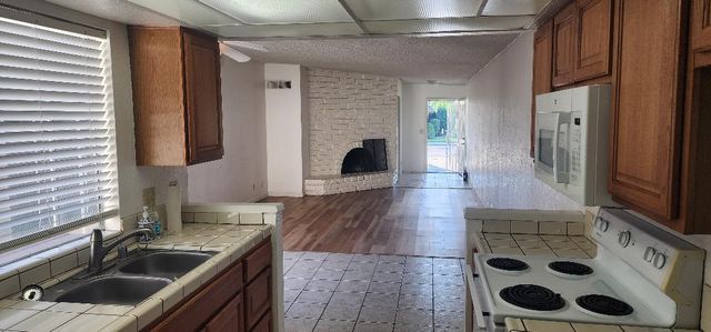 593 W Alamos Avenue, Clovis, CA 93612