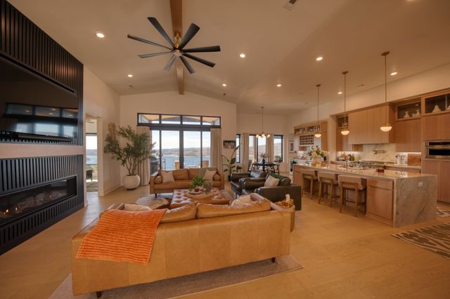 18 The Pointe Drive, Eureka Springs, AR 72631