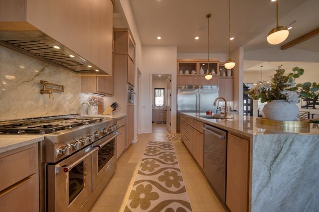 18 The Pointe Drive, Eureka Springs, AR 72631