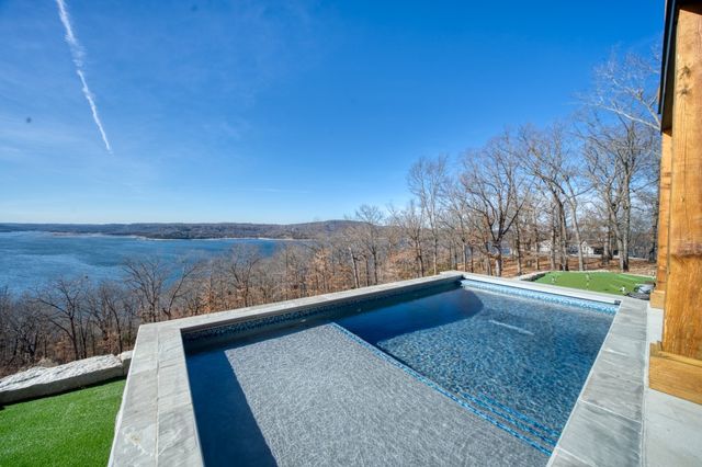 18 The Pointe Drive, Eureka Springs, AR 72631