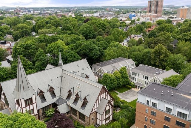 99 Crowninshield Rd 99, Brookline, MA 02446