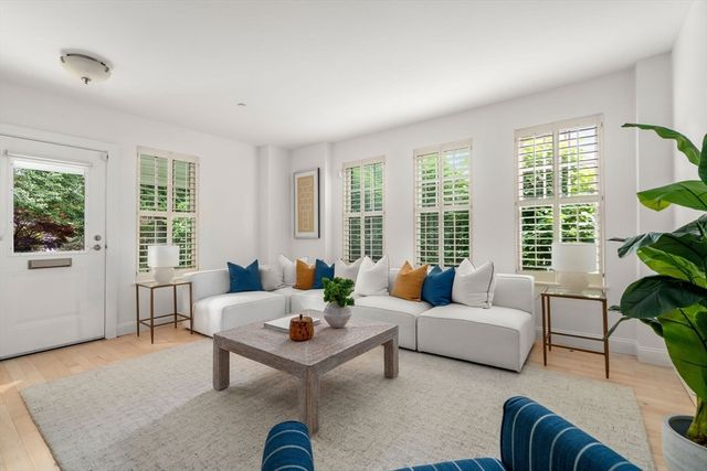 99 Crowninshield Rd 99, Brookline, MA 02446