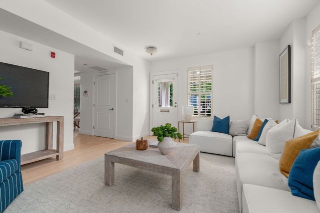 99 Crowninshield Rd 99, Brookline, MA 02446