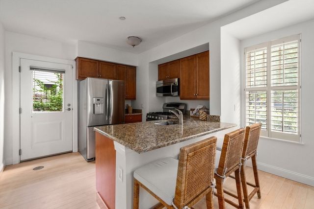 99 Crowninshield Rd 99, Brookline, MA 02446