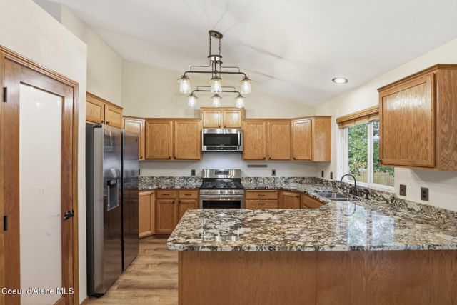 8845 N Davis Cir, Hayden, ID 83835