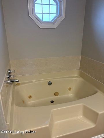 4815 Red Dawn Dr, Louisville, KY 40216