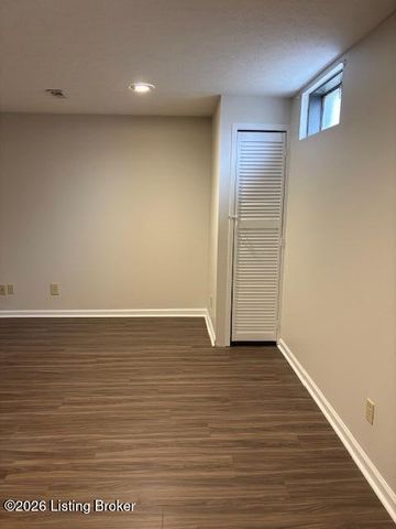 4815 Red Dawn Dr, Louisville, KY 40216