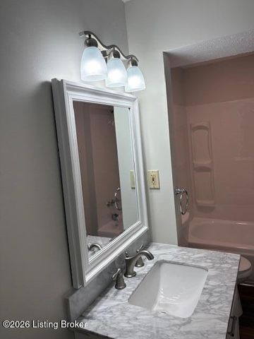 4815 Red Dawn Dr, Louisville, KY 40216