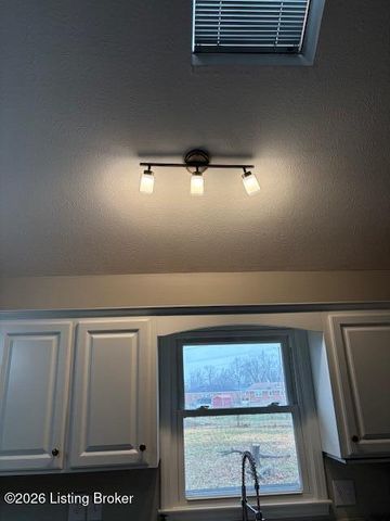 4815 Red Dawn Dr, Louisville, KY 40216