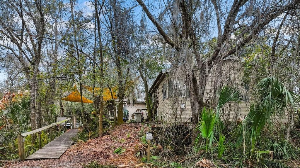 Image 18 of property listing at 12730 BULLFROG CREEK ROAD, Gibsonton, FL 33534