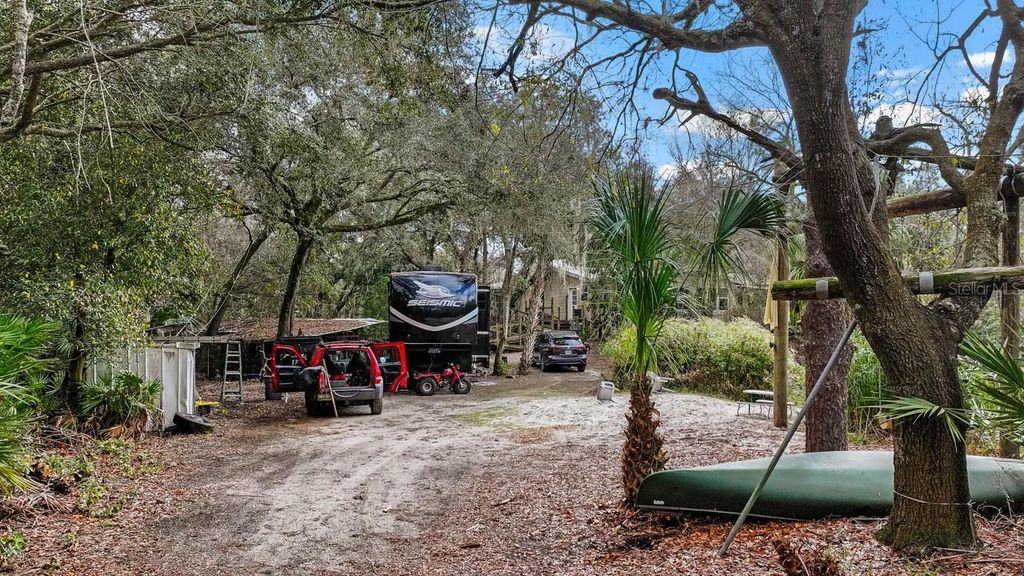 Image 9 of property listing at 12730 BULLFROG CREEK ROAD, Gibsonton, FL 33534