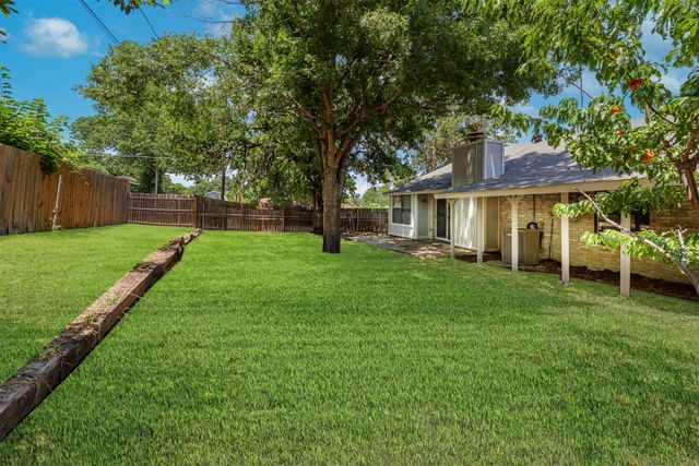 617 Rolling Ridge Court, Azle, TX 76020