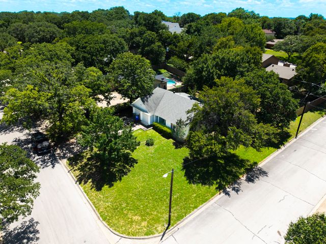 617 Rolling Ridge Court, Azle, TX 76020