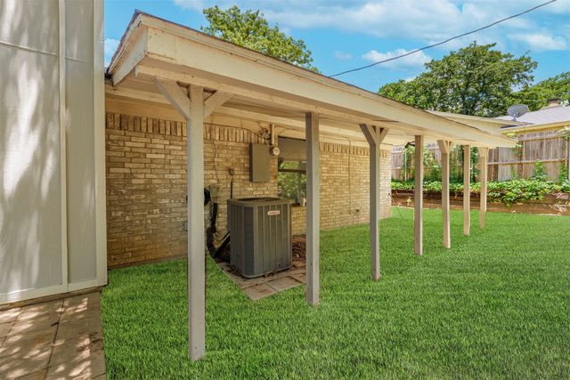 617 Rolling Ridge Court, Azle, TX 76020