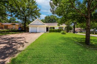 617 Rolling Ridge Court, Azle, TX 76020