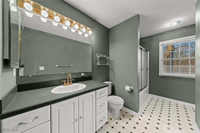 9201 Old Meadow Drive, Chagrin Falls, OH 44023