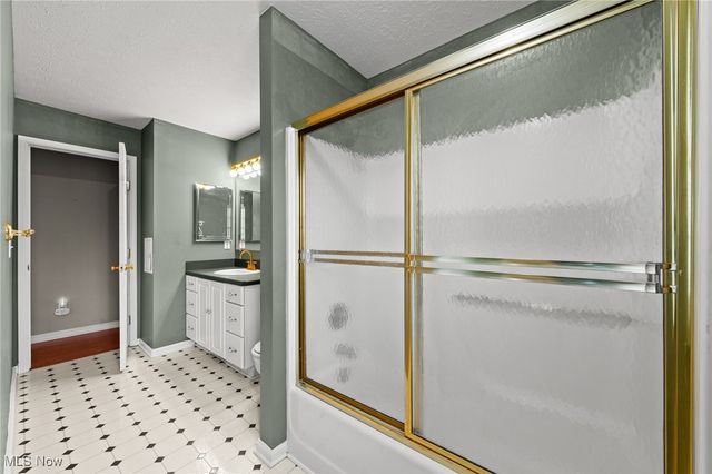 9201 Old Meadow Drive, Chagrin Falls, OH 44023