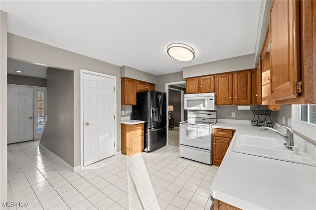 9201 Old Meadow Drive, Chagrin Falls, OH 44023