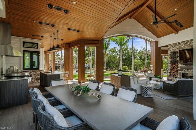 325 Cocohatchee BLVD, Naples, FL 34110