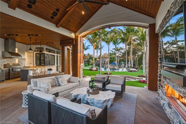 325 Cocohatchee BLVD, Naples, FL 34110