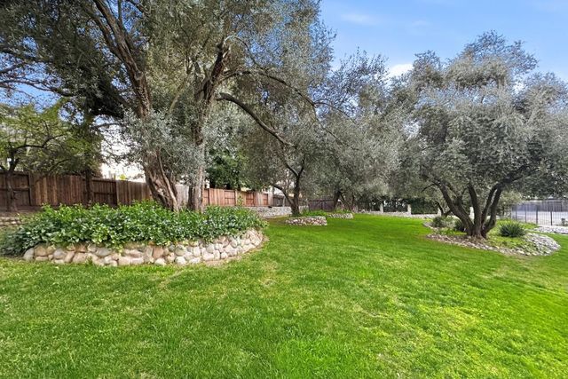 8560 Phoenix Ave, Fair Oaks, CA 95628