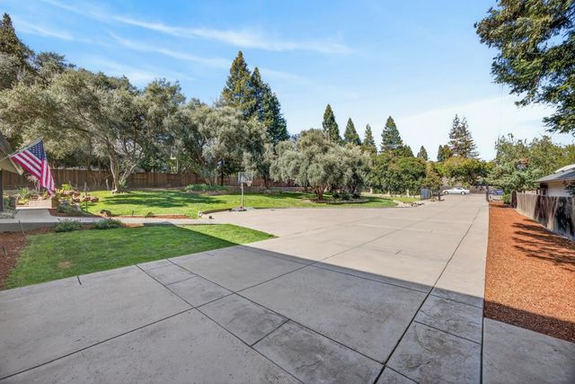 8560 Phoenix Ave, Fair Oaks, CA 95628