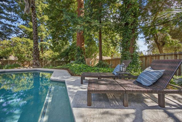 8560 Phoenix Ave, Fair Oaks, CA 95628