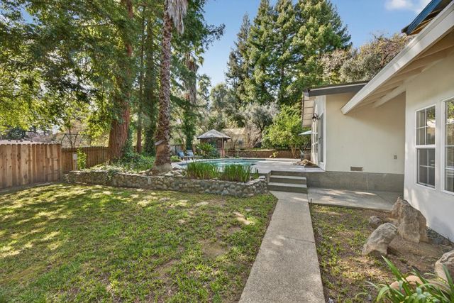 8560 Phoenix Ave, Fair Oaks, CA 95628