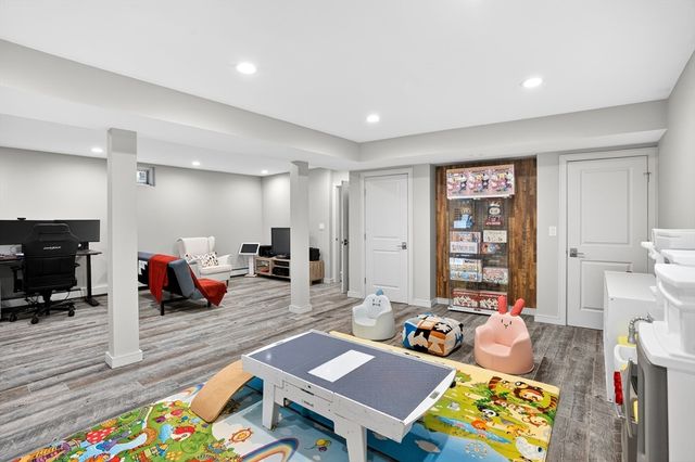 142 Edinboro St 142, Newton, MA 02460