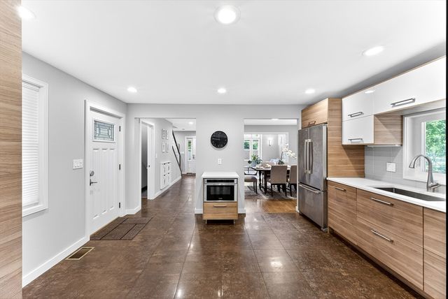 142 Edinboro St 142, Newton, MA 02460