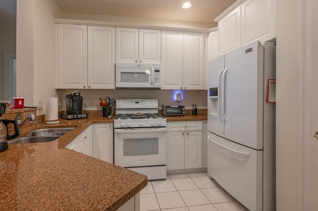 160 Daniel Webster Hwy Apt 319, Nashua, NH 03060