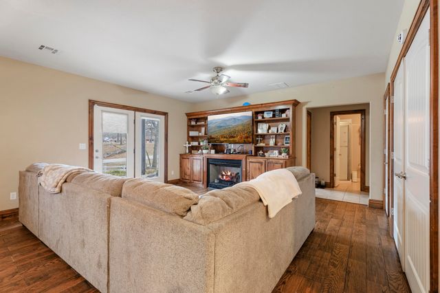 2850 Harber Oaks Loop, Grove, OK 74344