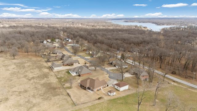 2850 Harber Oaks Loop, Grove, OK 74344