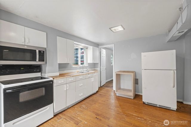 934 N 100th Street, Seattle, WA 98133