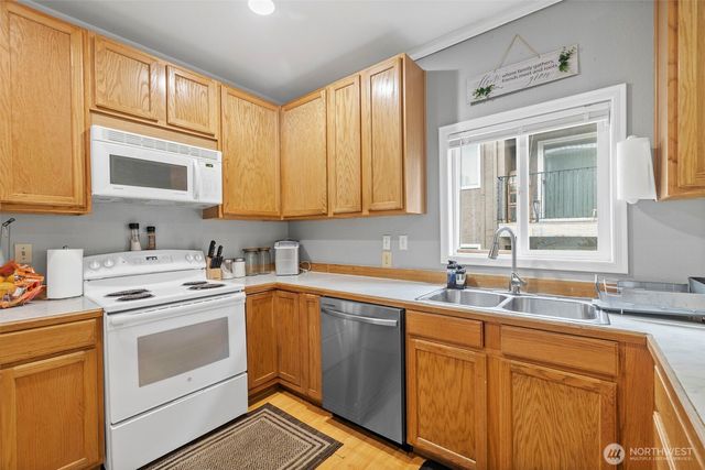 934 N 100th Street, Seattle, WA 98133
