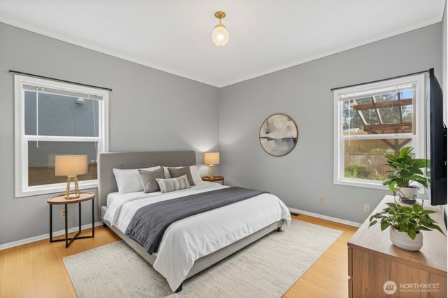 934 N 100th Street, Seattle, WA 98133