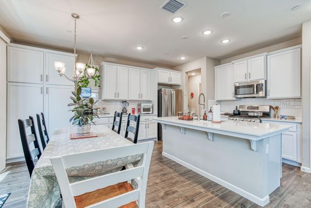 212 Arbor Drive S, Madera, CA 93636