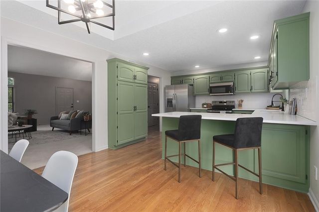 1400 SW Pacific Drive, Lee's Summit, MO 64081