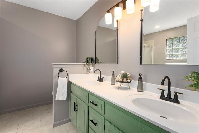 1400 SW Pacific Drive, Lee's Summit, MO 64081