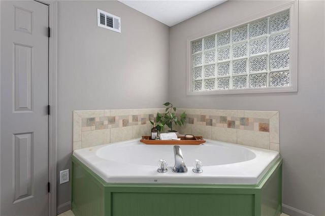 1400 SW Pacific Drive, Lee's Summit, MO 64081