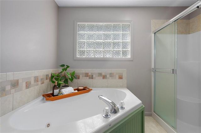 1400 SW Pacific Drive, Lee's Summit, MO 64081