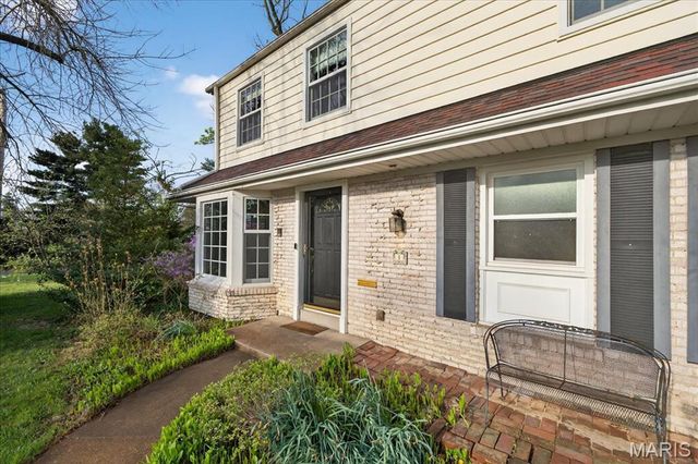 1 Glenkirk Lane, Glendale, MO 63122