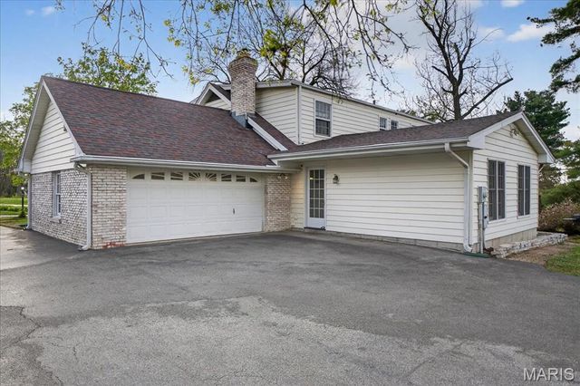 1 Glenkirk Lane, Glendale, MO 63122