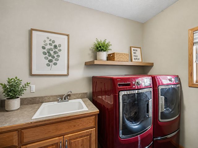 8150 9th Street Place N, Oakdale, MN 55128